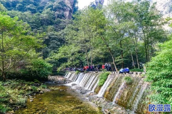 两峰夹小溪地湿又无泥诗：描绘自然之美，感受山水之间的宁静与和谐
