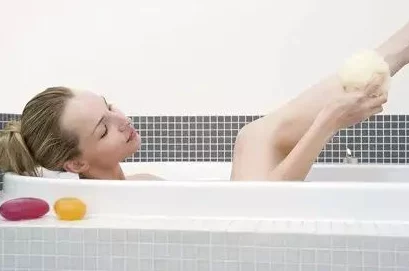 女人洗澡一级特黄毛片:最新进展揭示了女性在沐浴时的健康与安全问题,引发社会广泛关注与讨论 女人洗澡一级特黄毛片:最新进展揭示了女性在沐浴时的健康与安全问题,引发社会广泛关注与讨论
