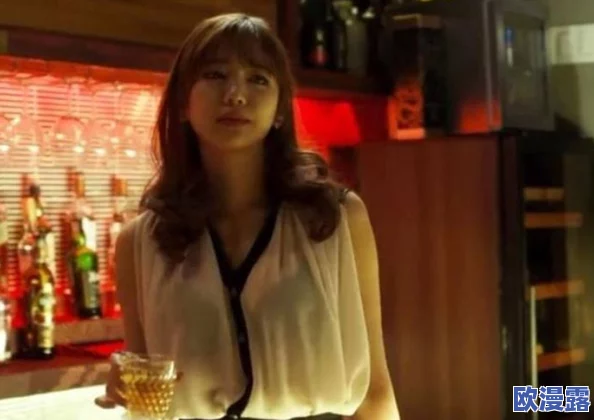 韩国三级朋友的未婚妻2：许多网友认为这部作品在情节上有些老套，但演员表现依然吸引人，值得一看