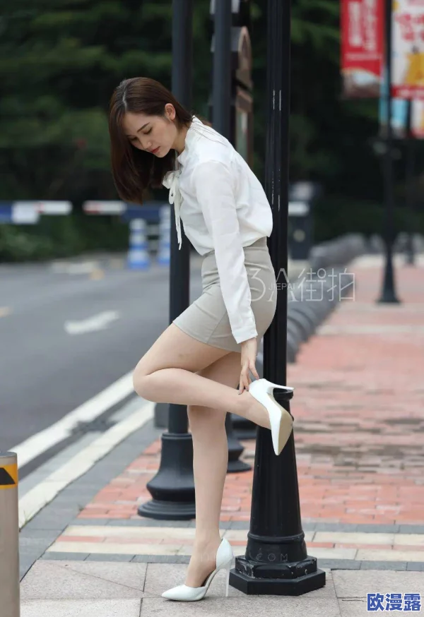 迷人丝袜美女展现诱惑足部,3D美脚魅力尽显,令人心动不已 迷人丝袜美女展现诱惑足部,3D美脚魅力尽显,令人心动不已