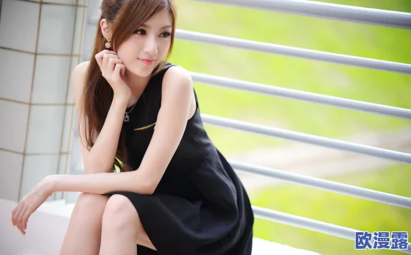 在阳光下,美女优雅地脱去衣服,展现自信与自然之美的瞬间 在阳光下,美女优雅地脱去衣服,展现自信与自然之美的瞬间