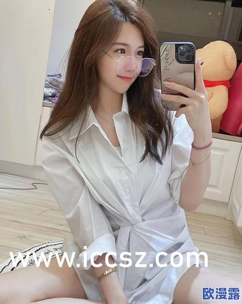 日本夏冰寒说：丝袜美女下面被戳出水的视频引发热议，网友纷纷讨论其背后的故事与拍摄手法，视频观看量持续攀升