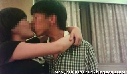 美女把胸罩脱了和男人热吻，真是让人惊艳的画面，爱情的表达如此直接！