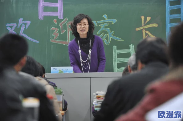 英语老师没戴罩子捏了一节课视频引发热议网友质疑教师防疫意识是否到位呼吁加强校园健康安全措施 英语老师没戴罩子捏了一节课视频引发热议网友质疑教师防疫意识是否到位呼吁加强校园健康安全措施