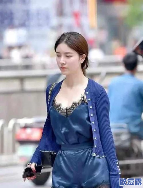 美女图片脱空一点不露展现自信与优雅每个人都可以通过自己的方式表达美丽让我们一起欣赏多样的风格与魅力